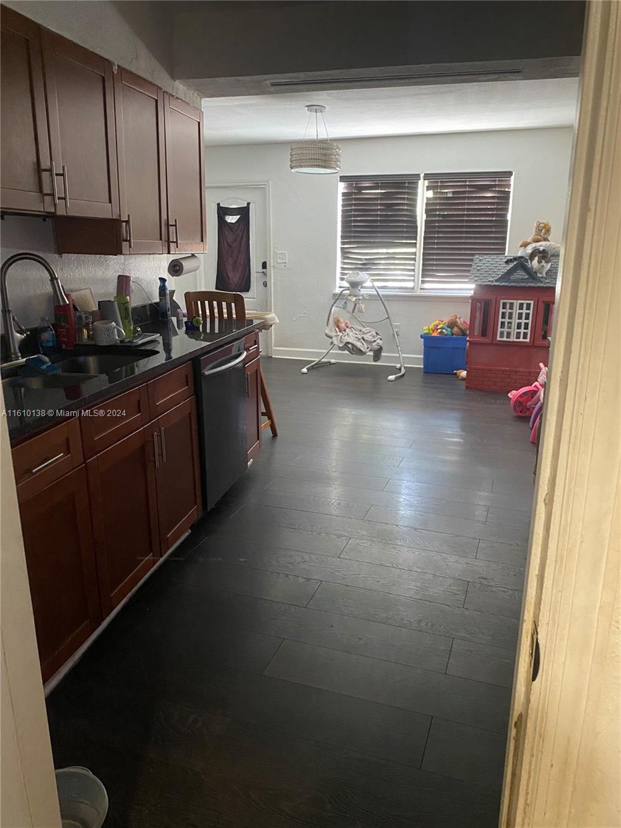 515 S 61st Ter