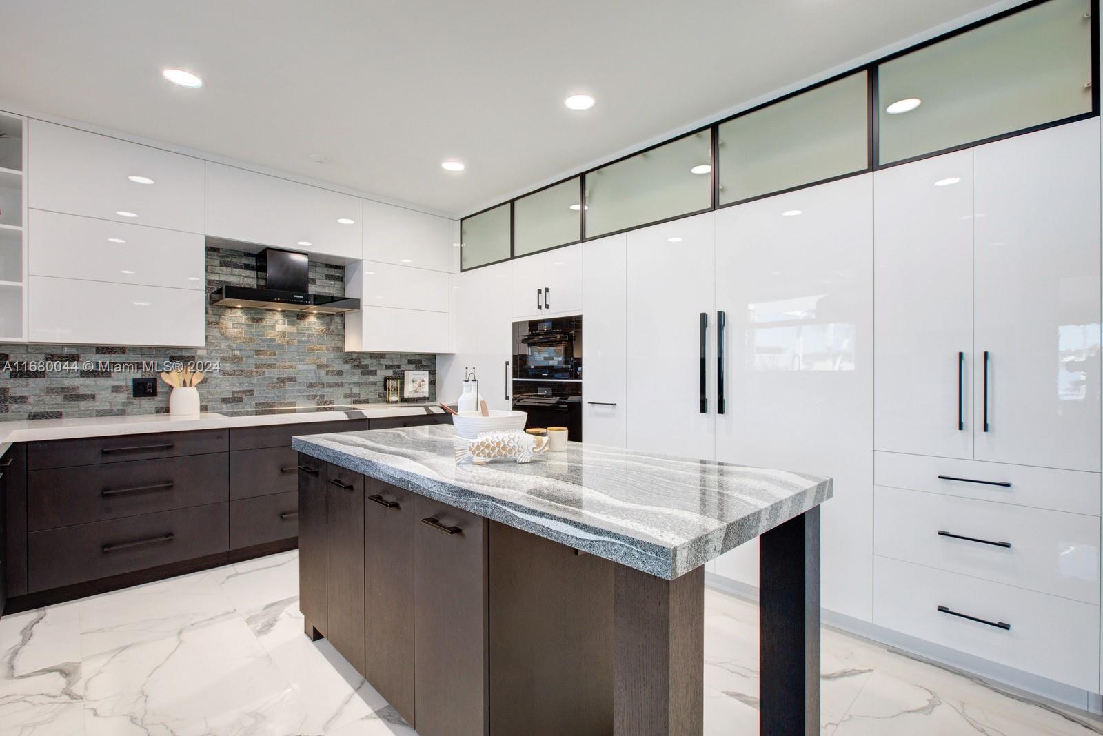 949 Crestview Cir