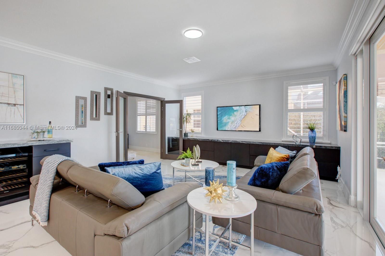949 Crestview Cir