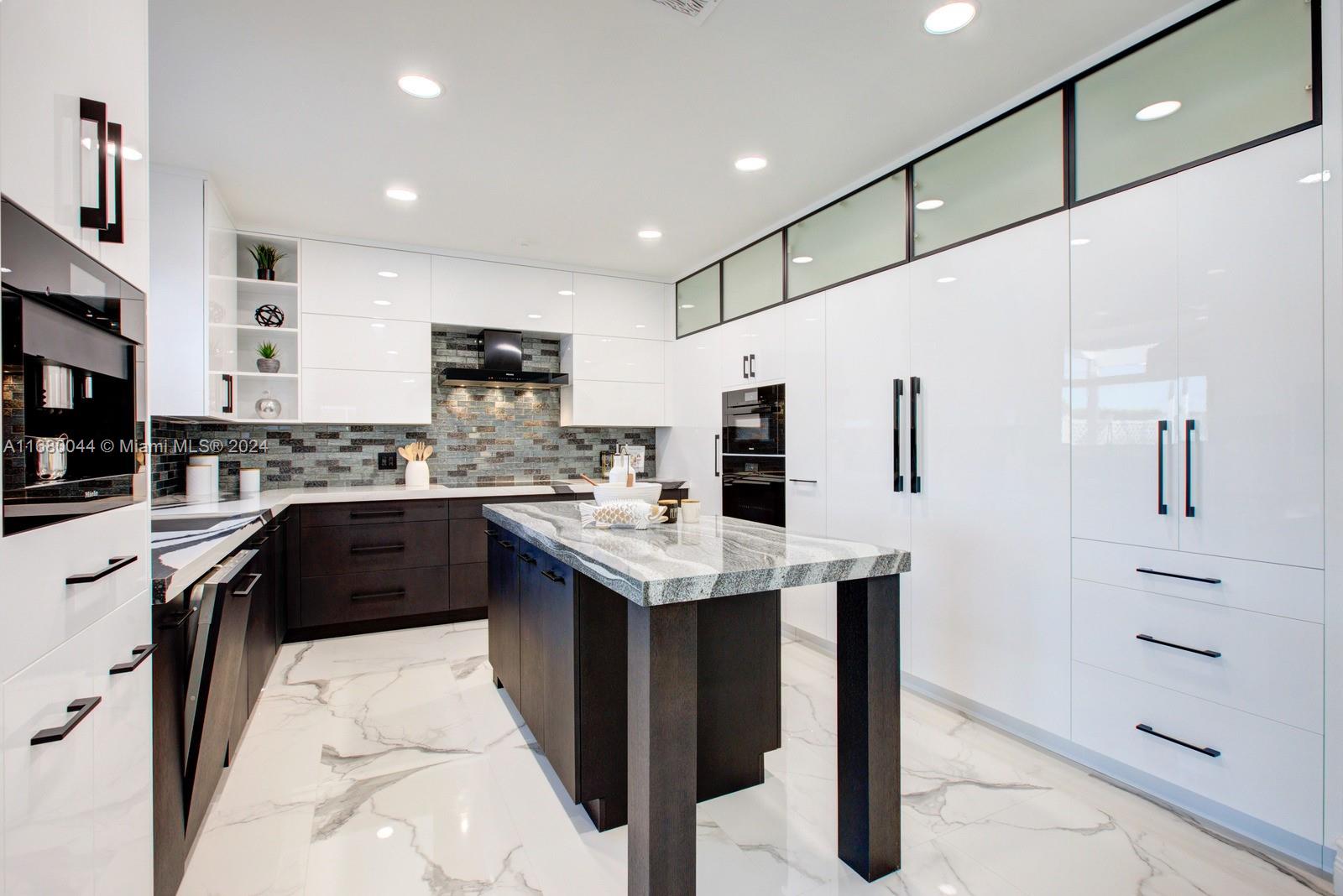 949 Crestview Cir