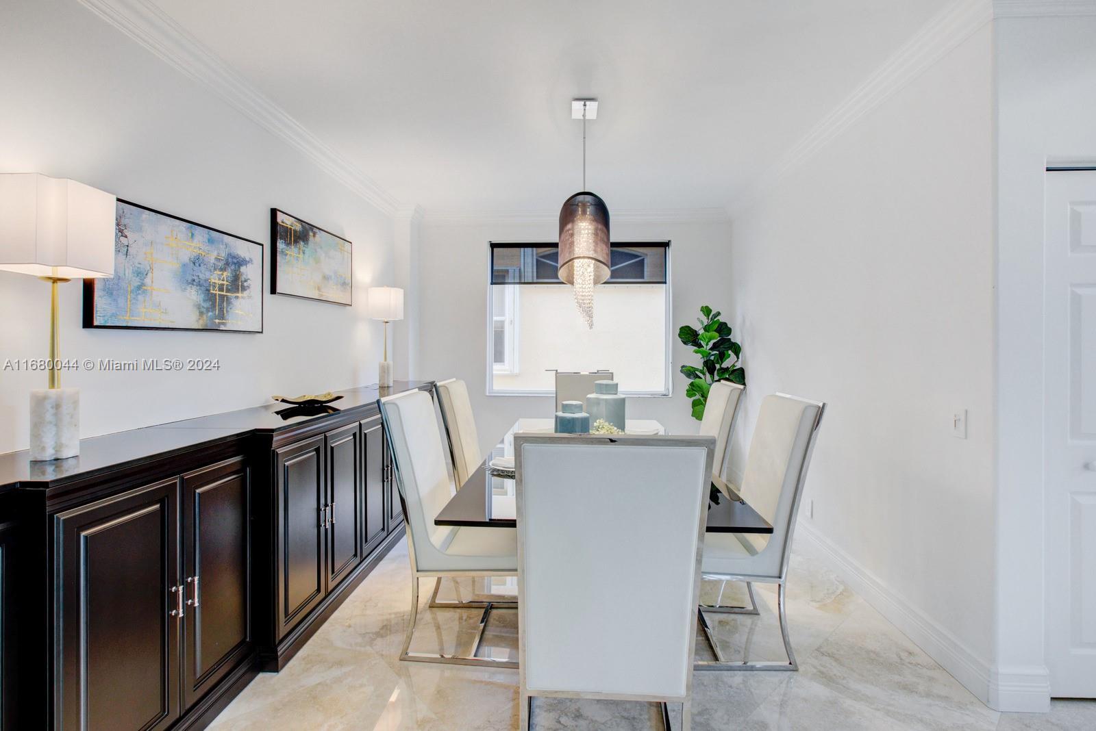 949 Crestview Cir