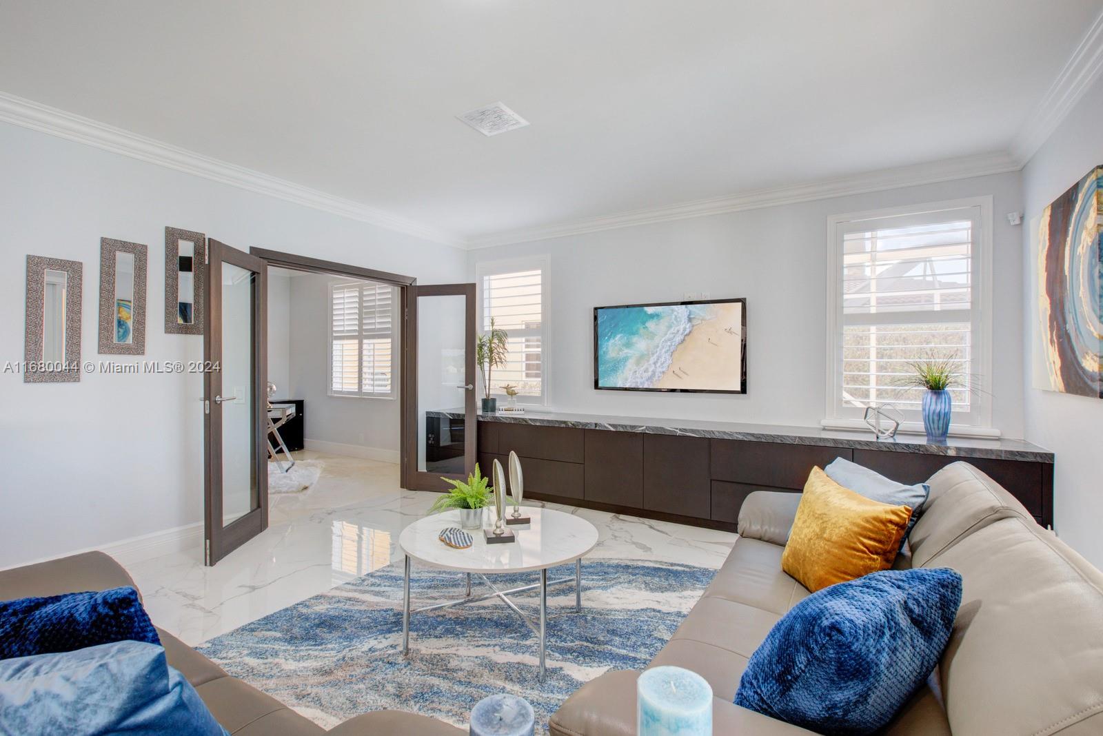 949 Crestview Cir