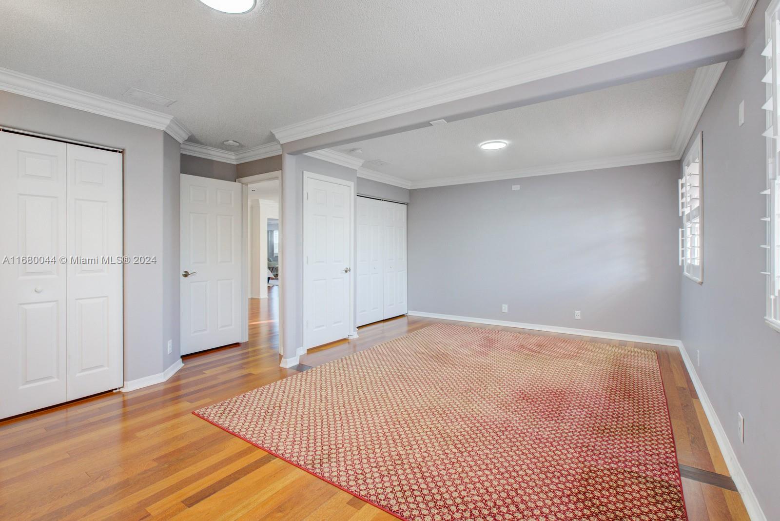 949 Crestview Cir