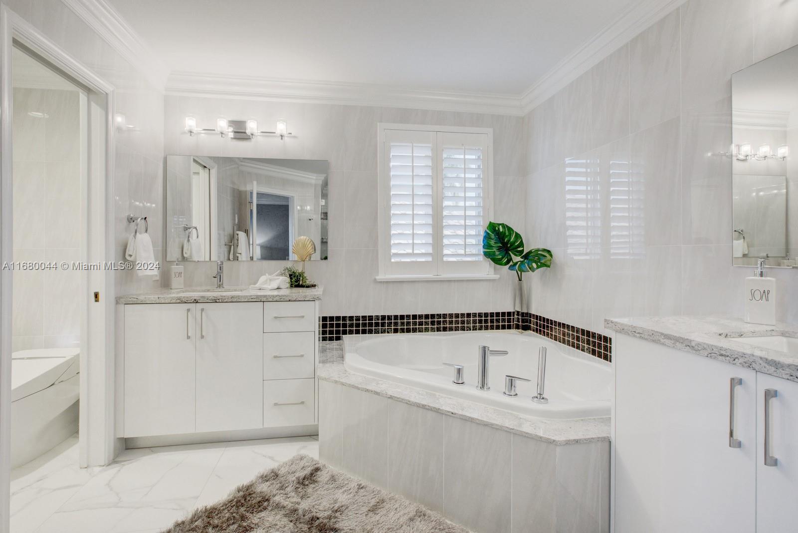 949 Crestview Cir