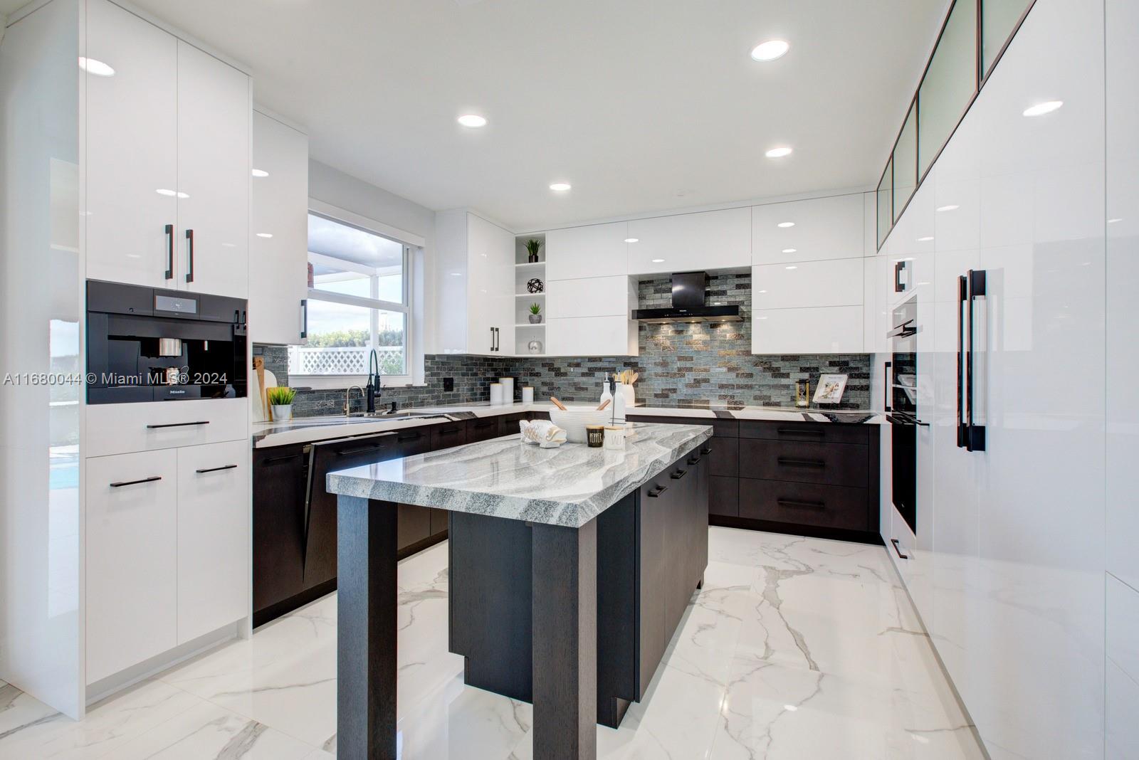 949 Crestview Cir