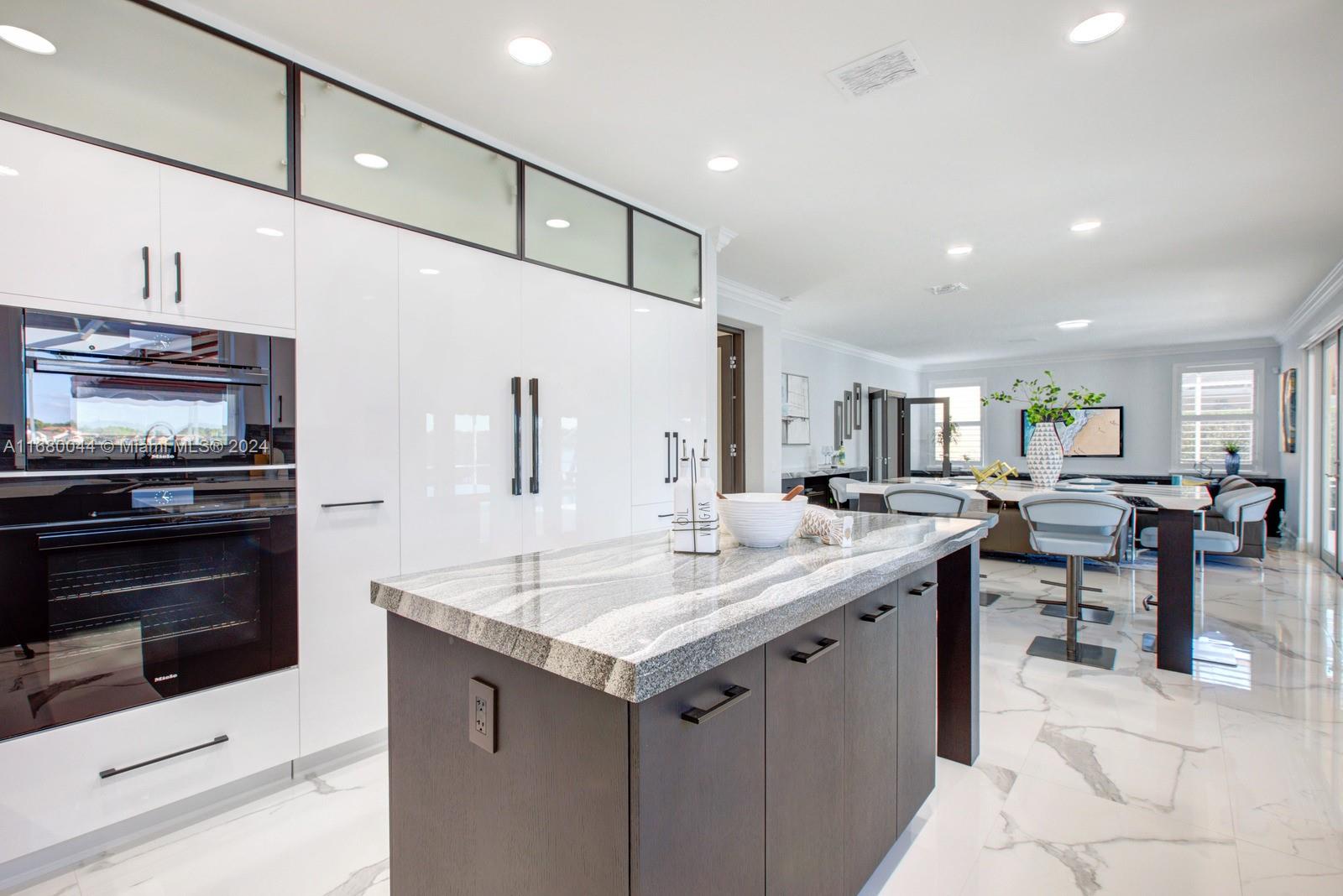 949 Crestview Cir