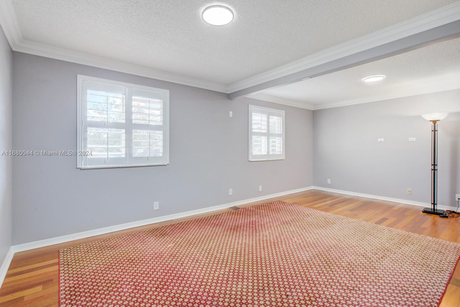 949 Crestview Cir