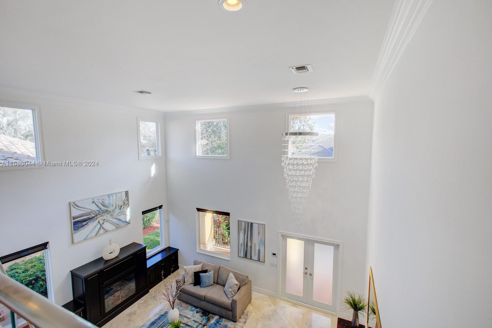 949 Crestview Cir
