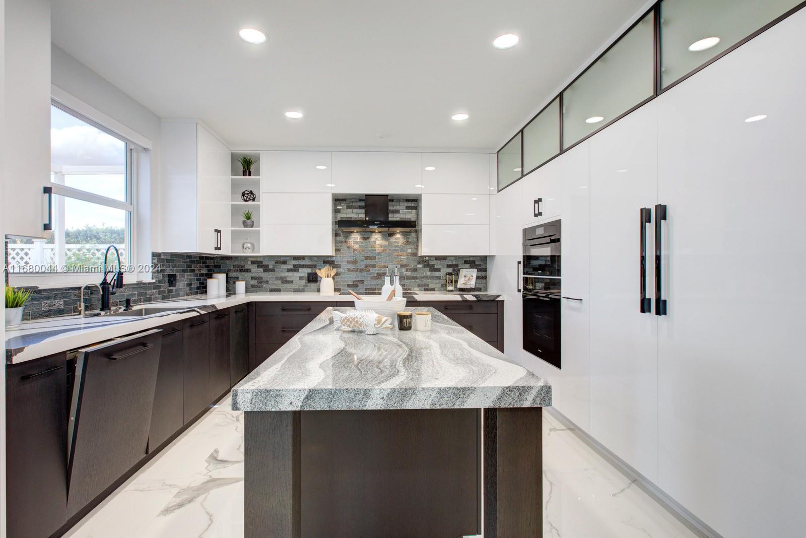 949 Crestview Cir