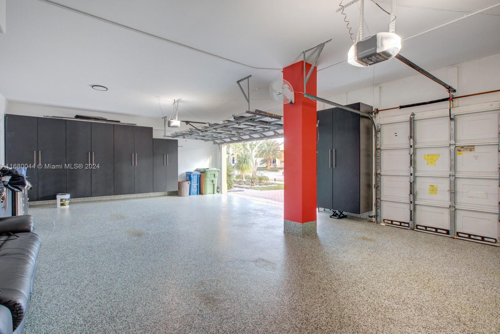 949 Crestview Cir