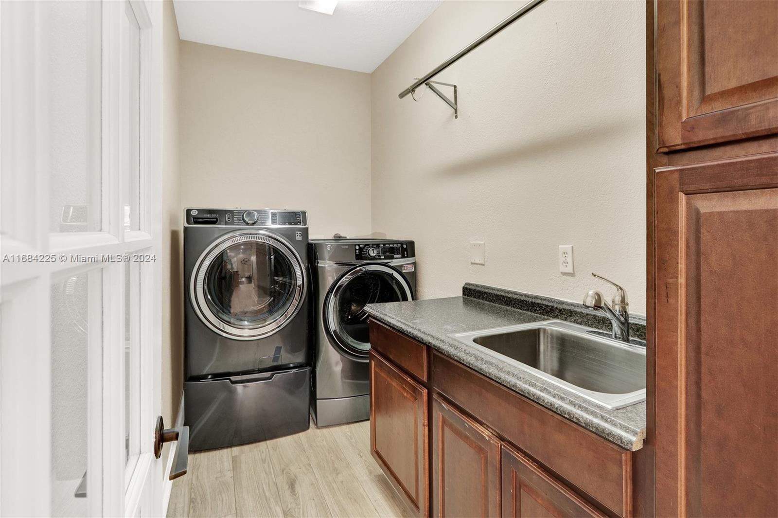 3217 Huntington