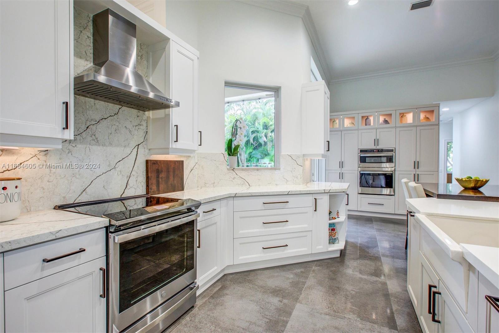 982 Crestview Cir