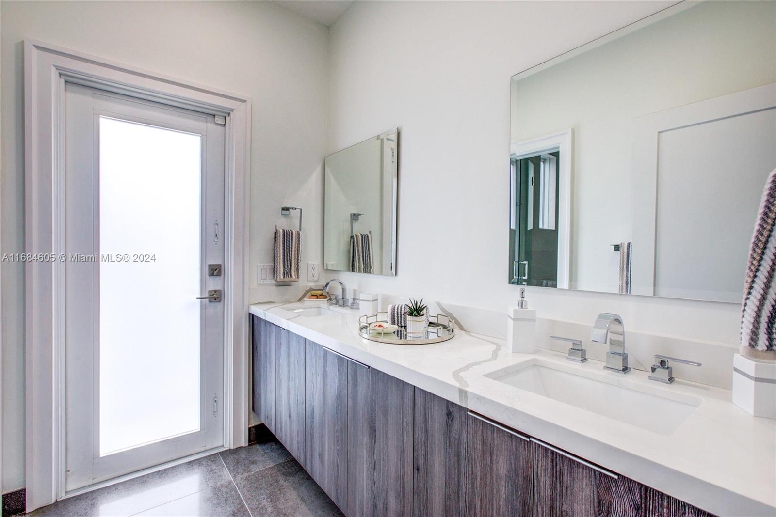 982 Crestview Cir