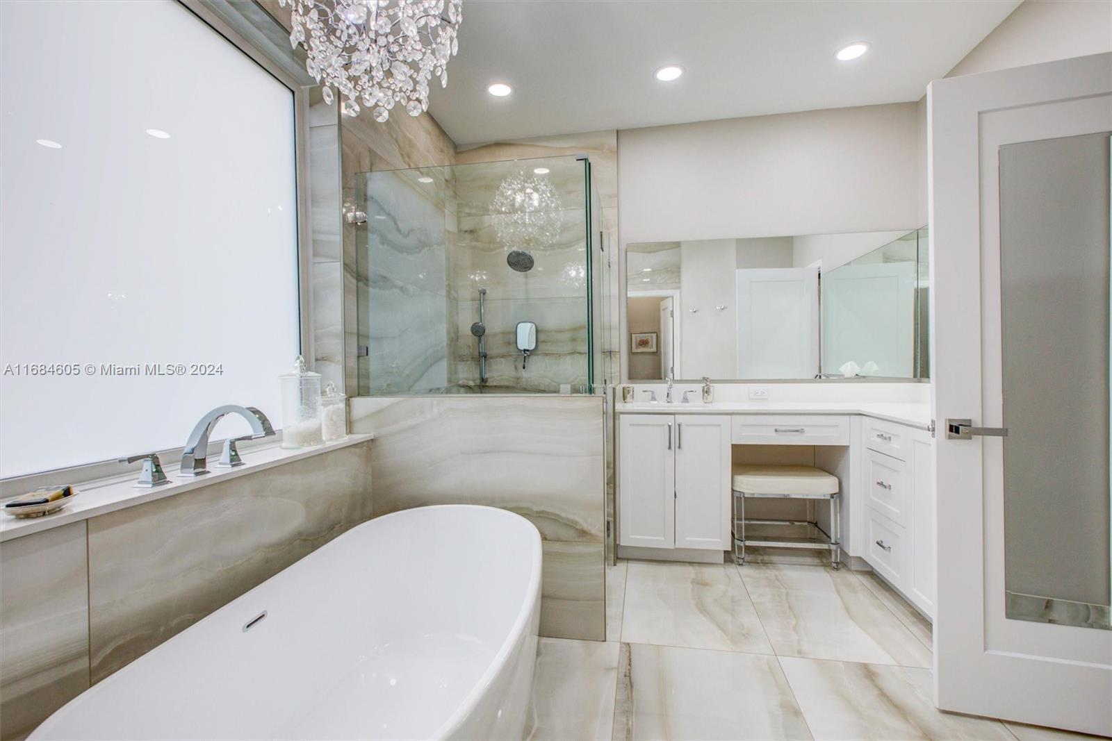 982 Crestview Cir
