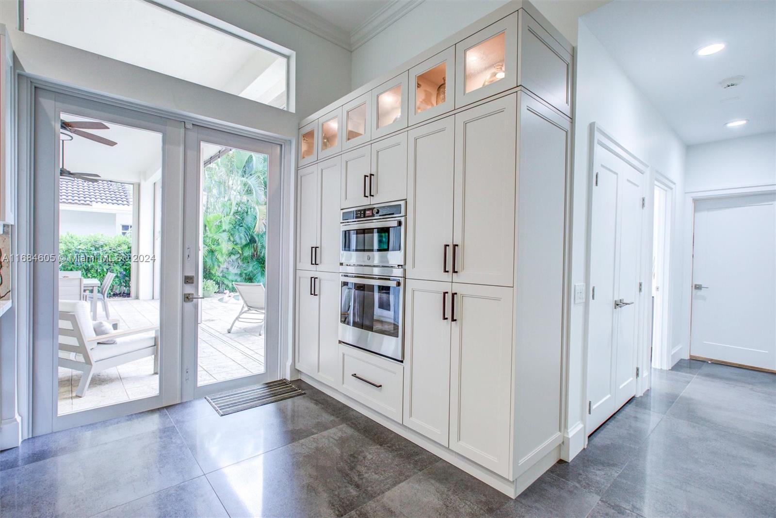 982 Crestview Cir