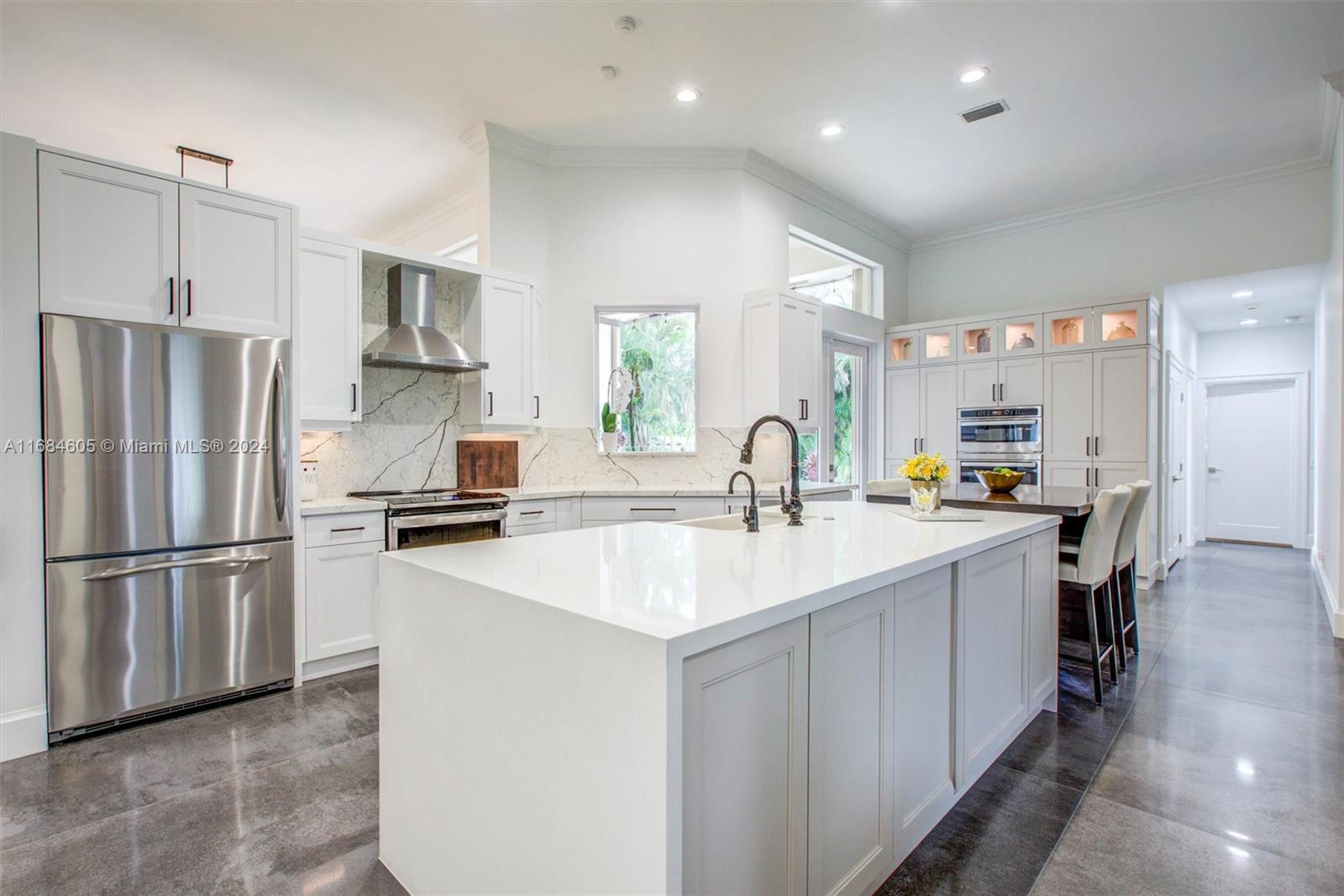 982 Crestview Cir