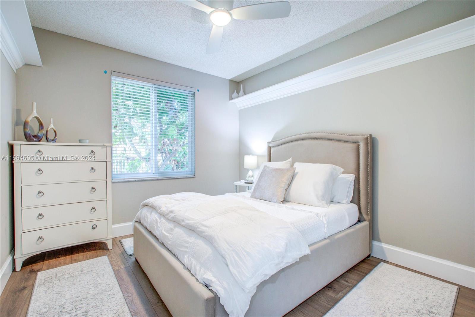 982 Crestview Cir