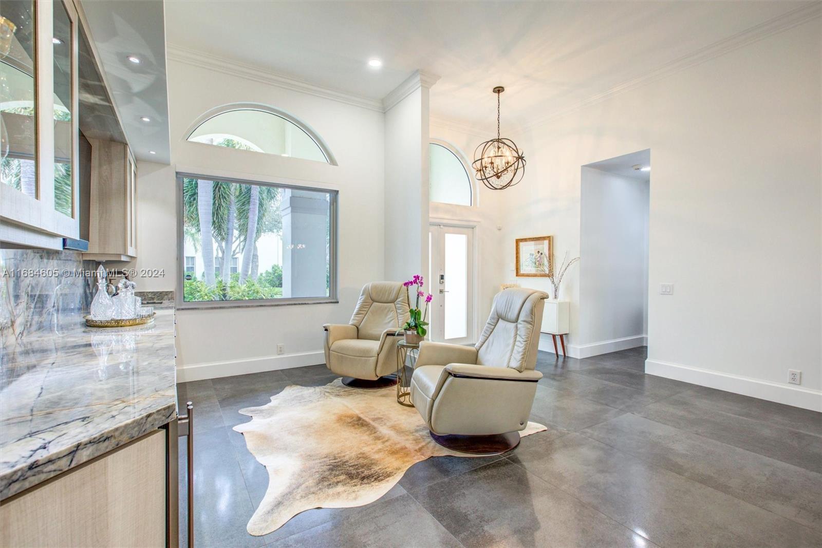 982 Crestview Cir