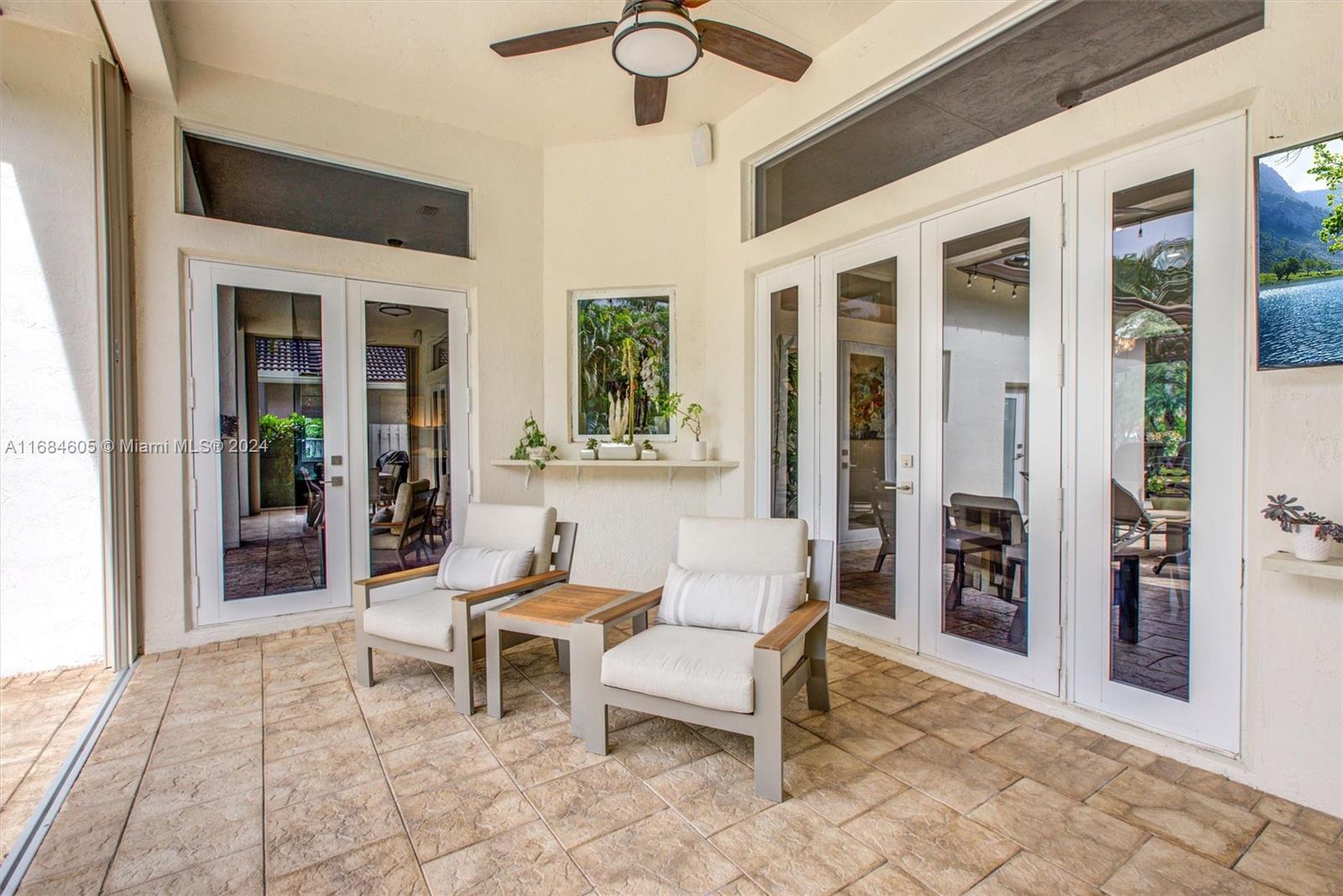 982 Crestview Cir