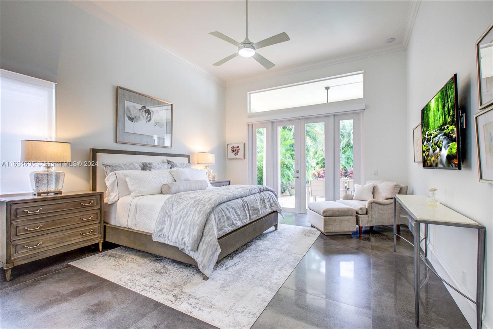982 Crestview Cir