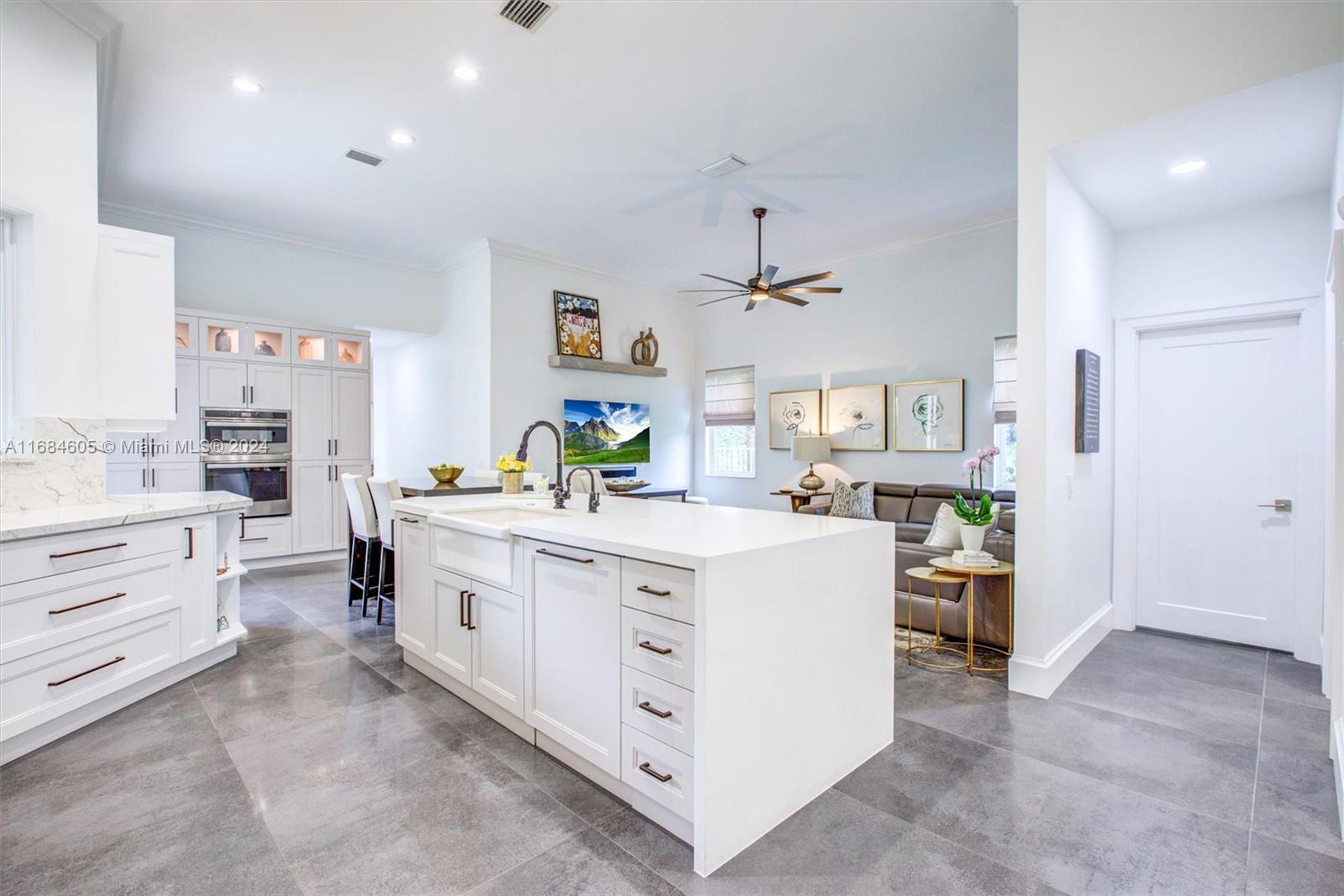 982 Crestview Cir