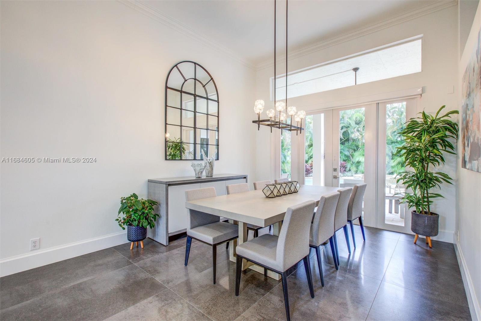 982 Crestview Cir