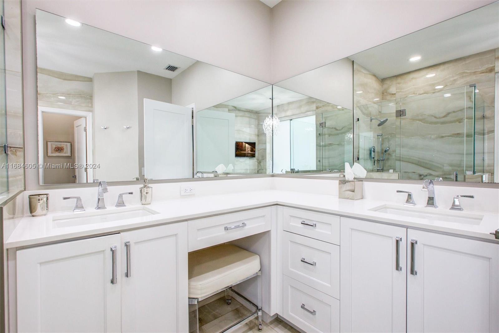 982 Crestview Cir