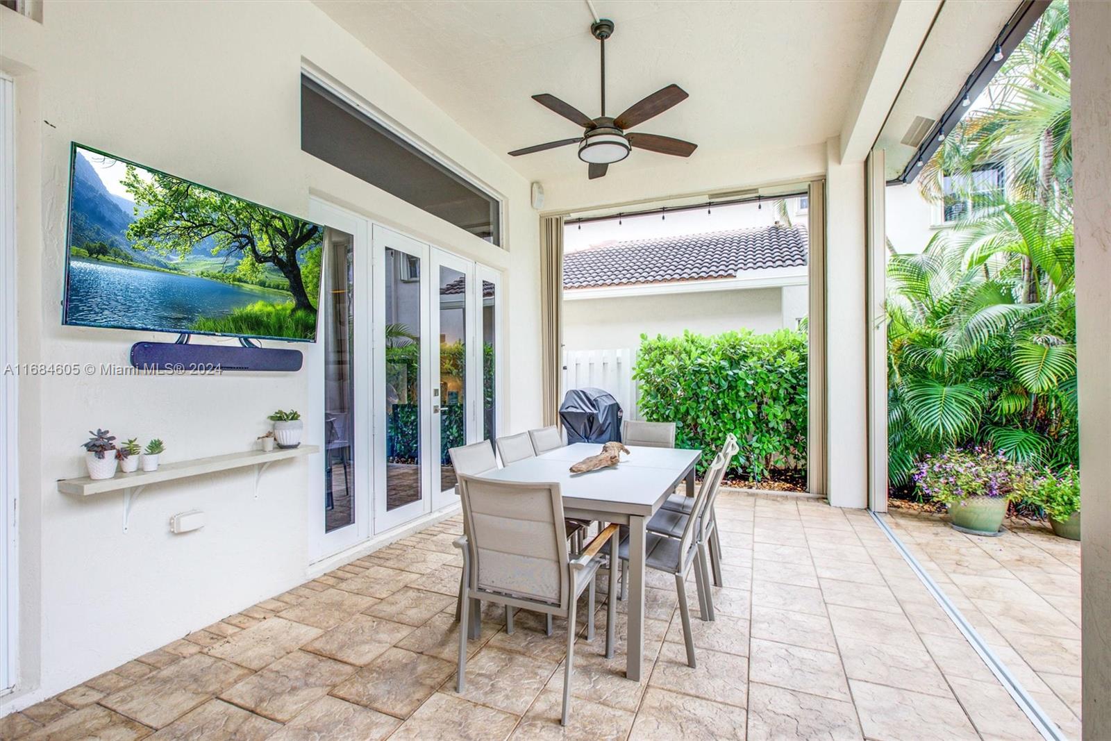 982 Crestview Cir