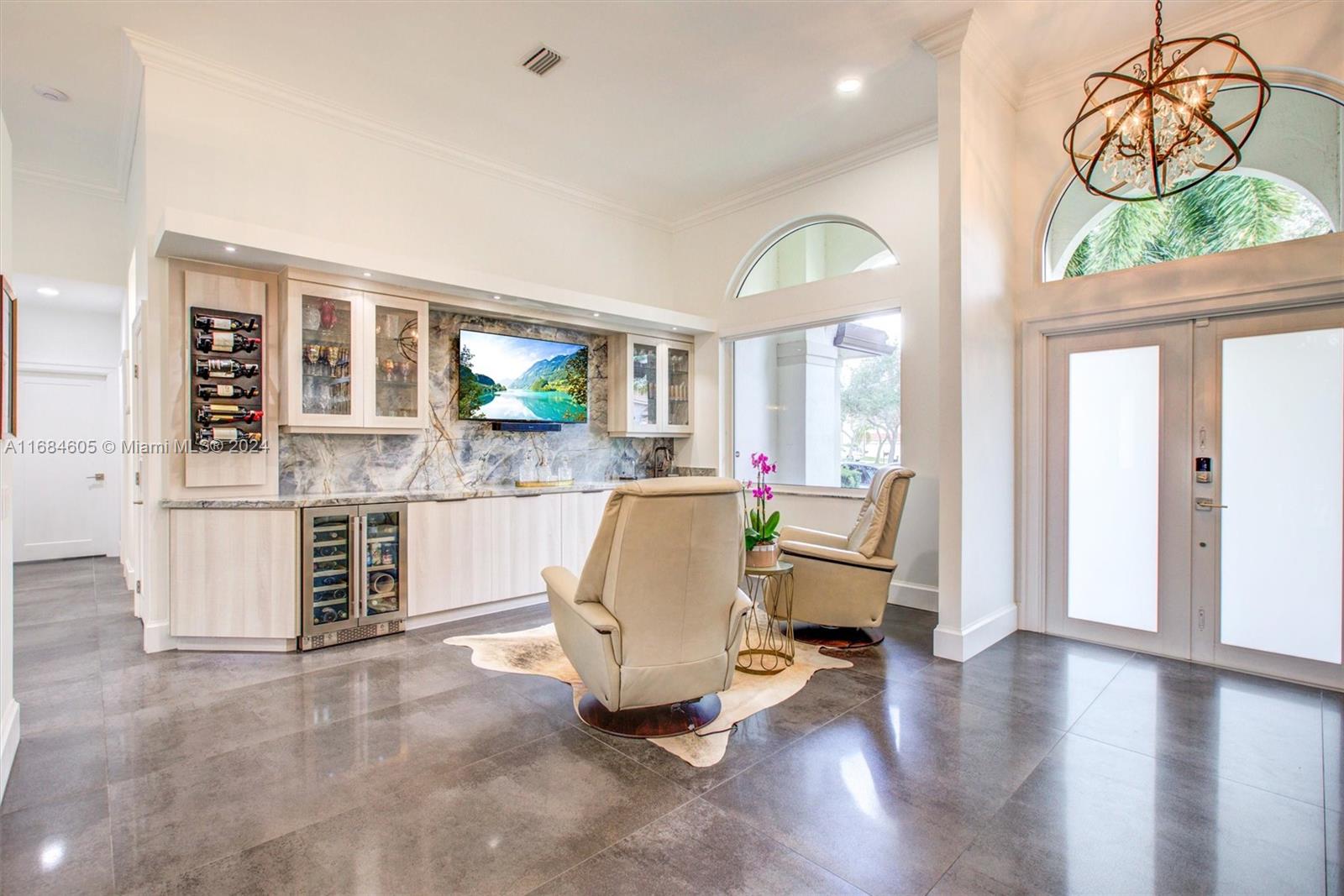 982 Crestview Cir