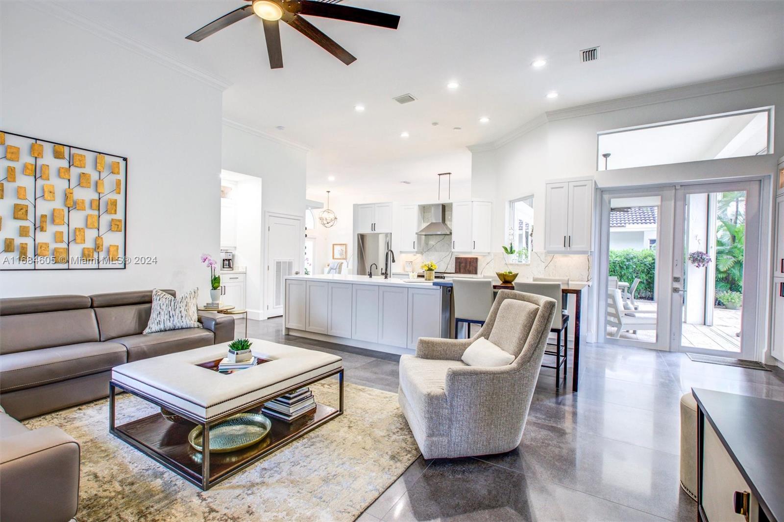 982 Crestview Cir
