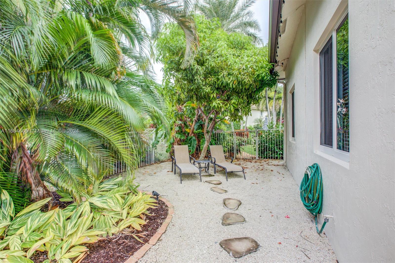 982 Crestview Cir
