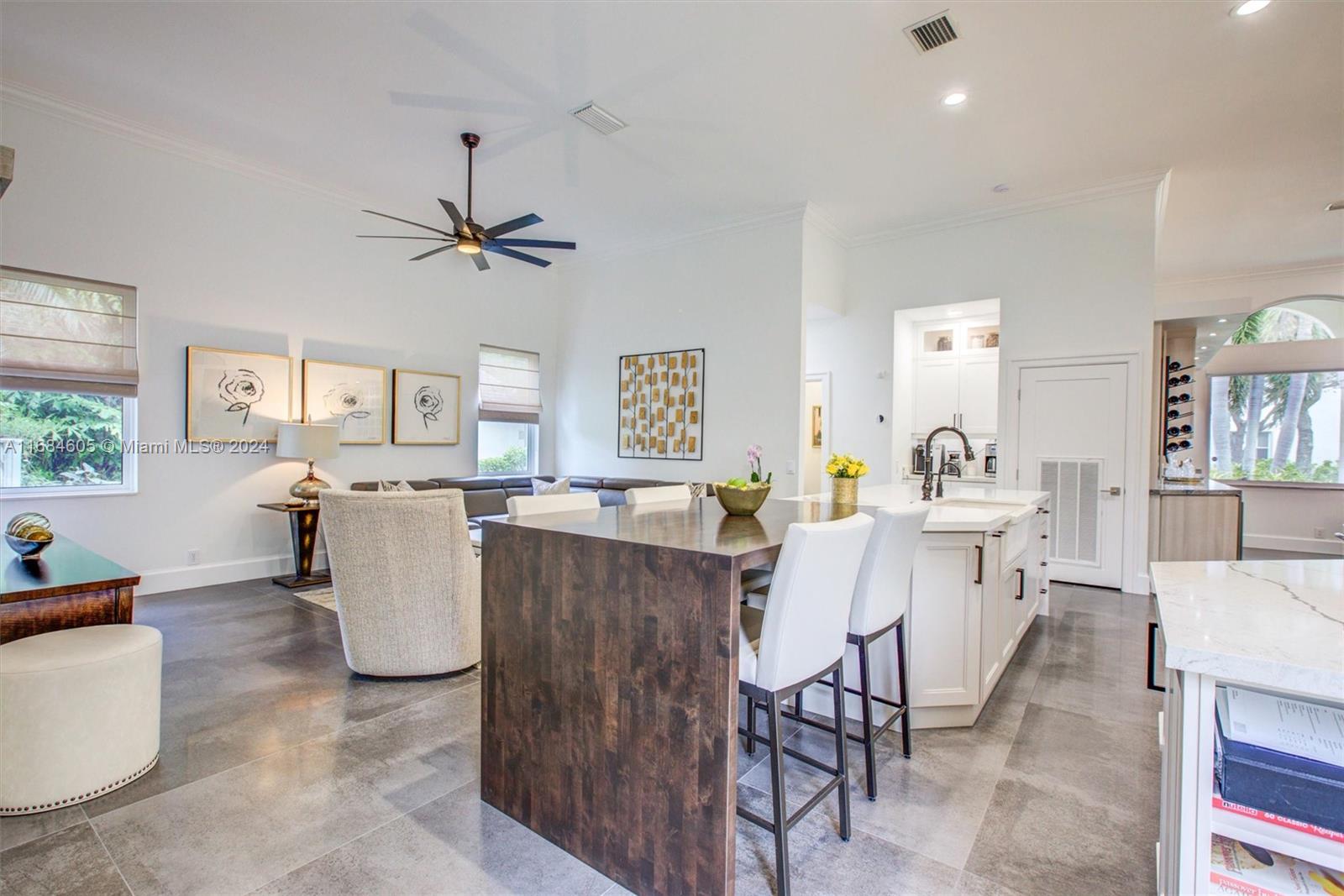 982 Crestview Cir