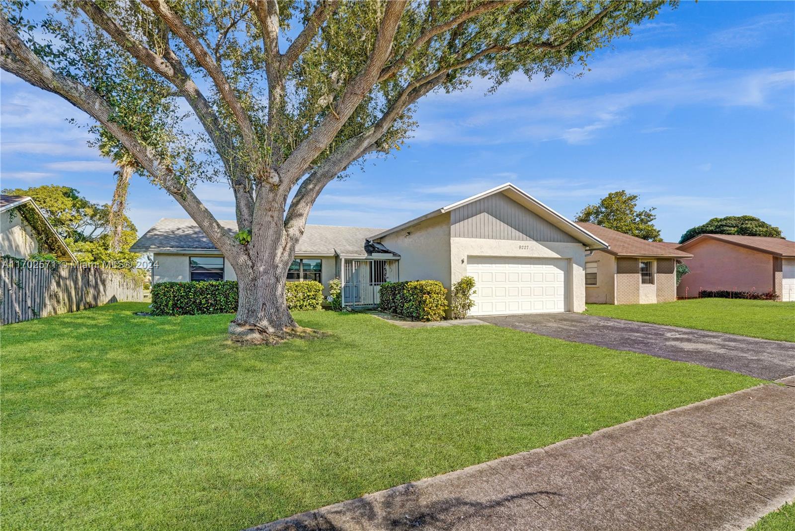 9227 NW 48th St