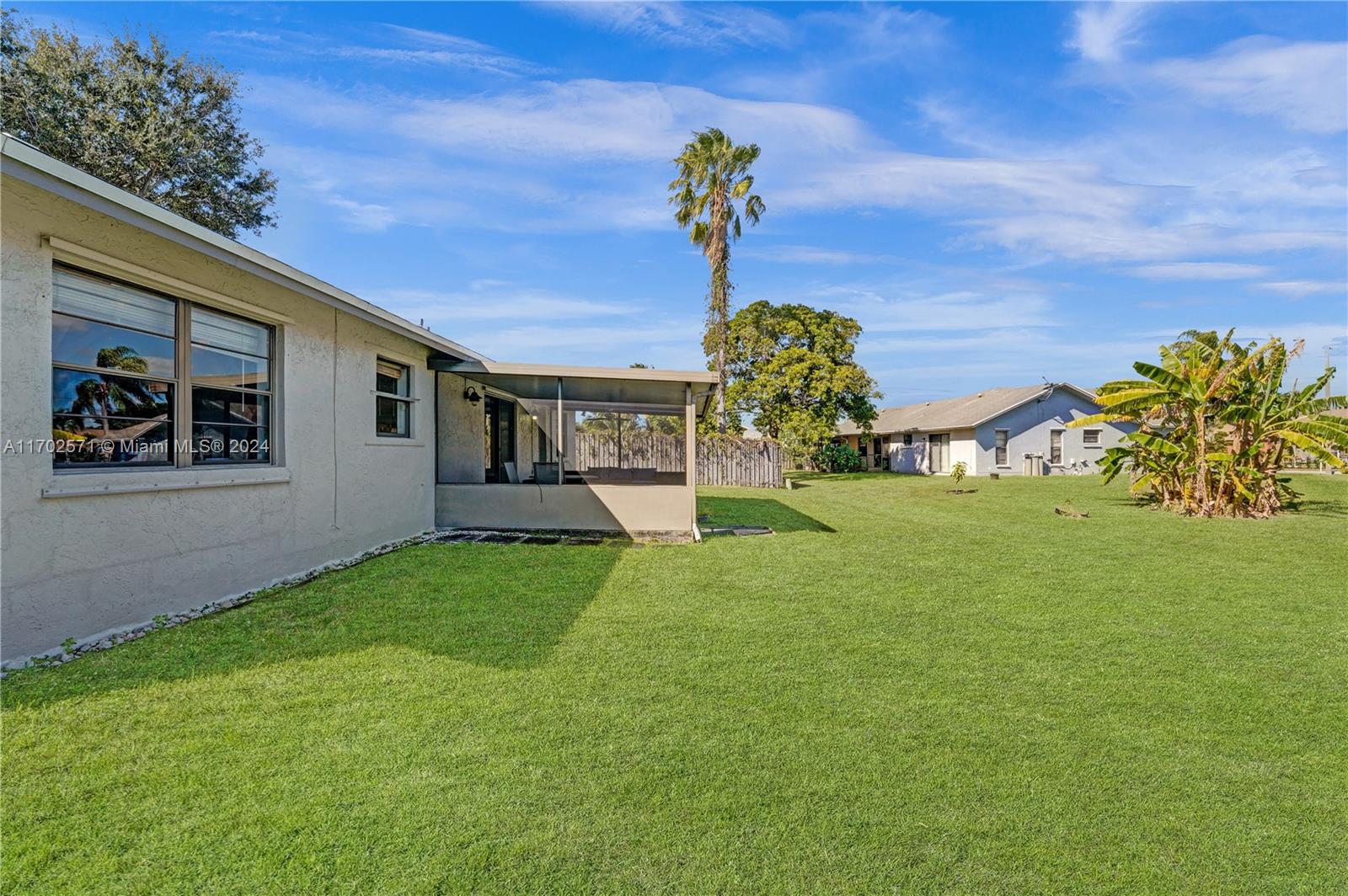 9227 NW 48th St