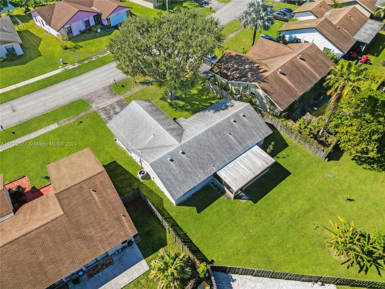 9227 NW 48th St