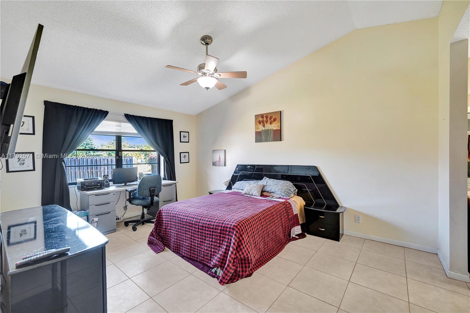 9227 NW 48th St