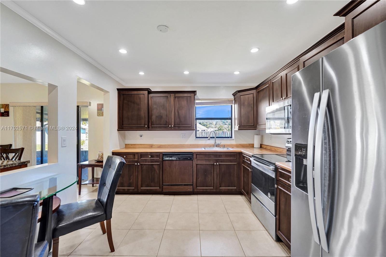 9227 NW 48th St