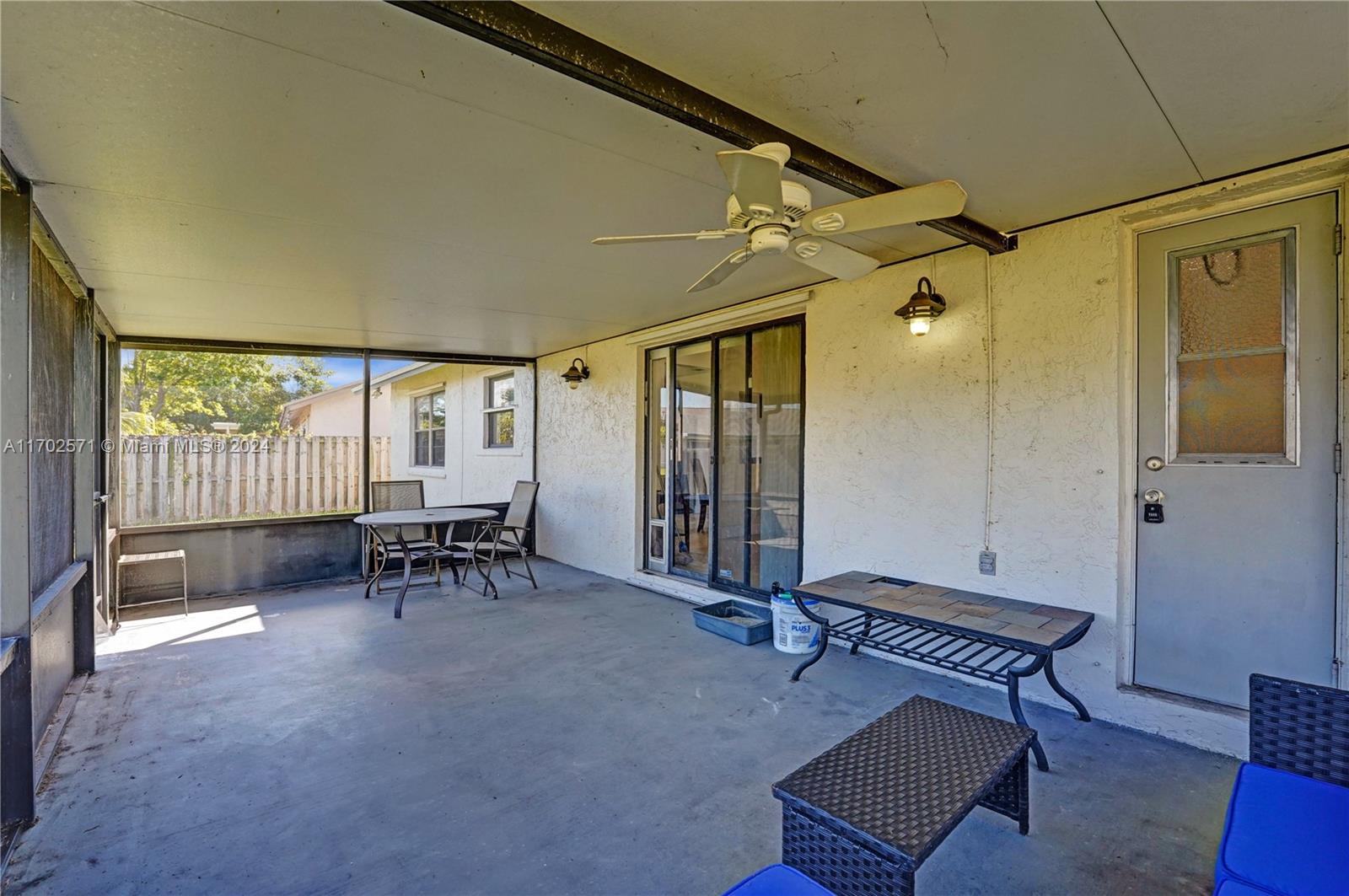 9227 NW 48th St