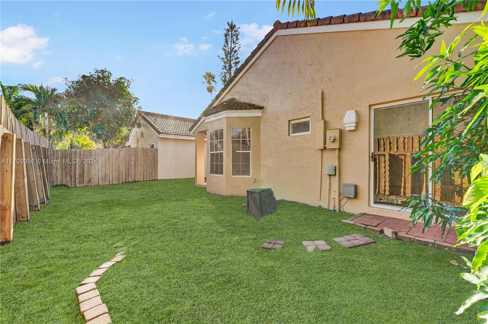 1405 Seagrape Cir