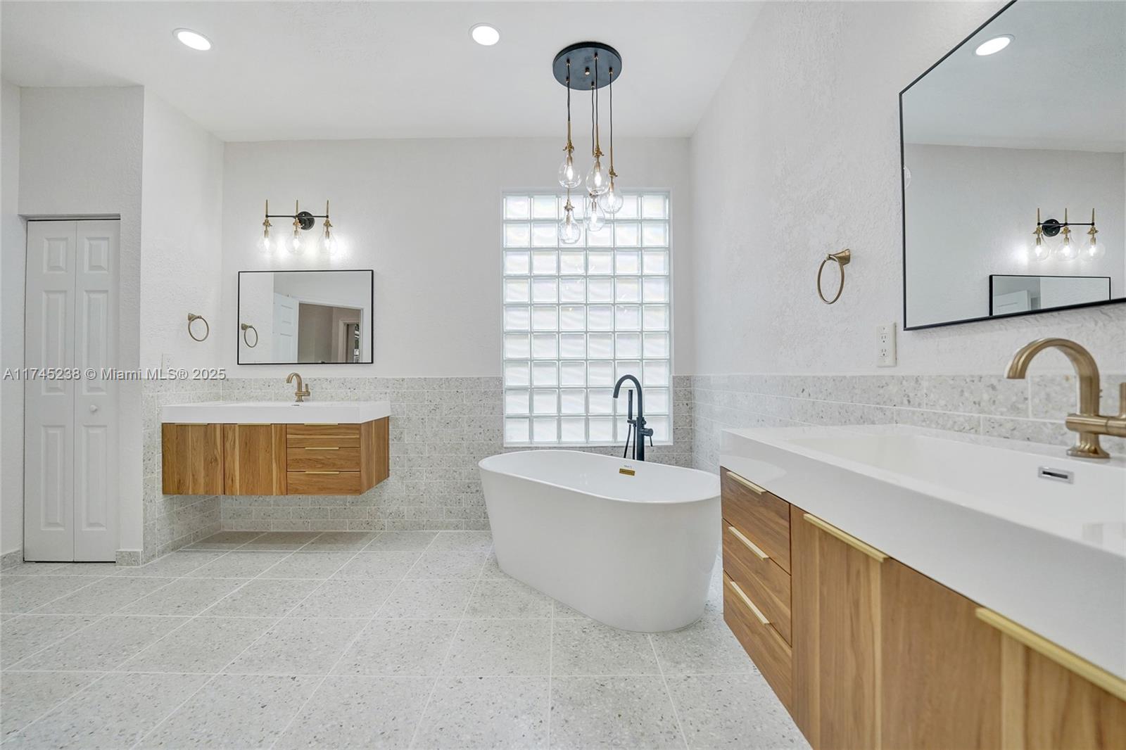2525 Bay Pointe Ct