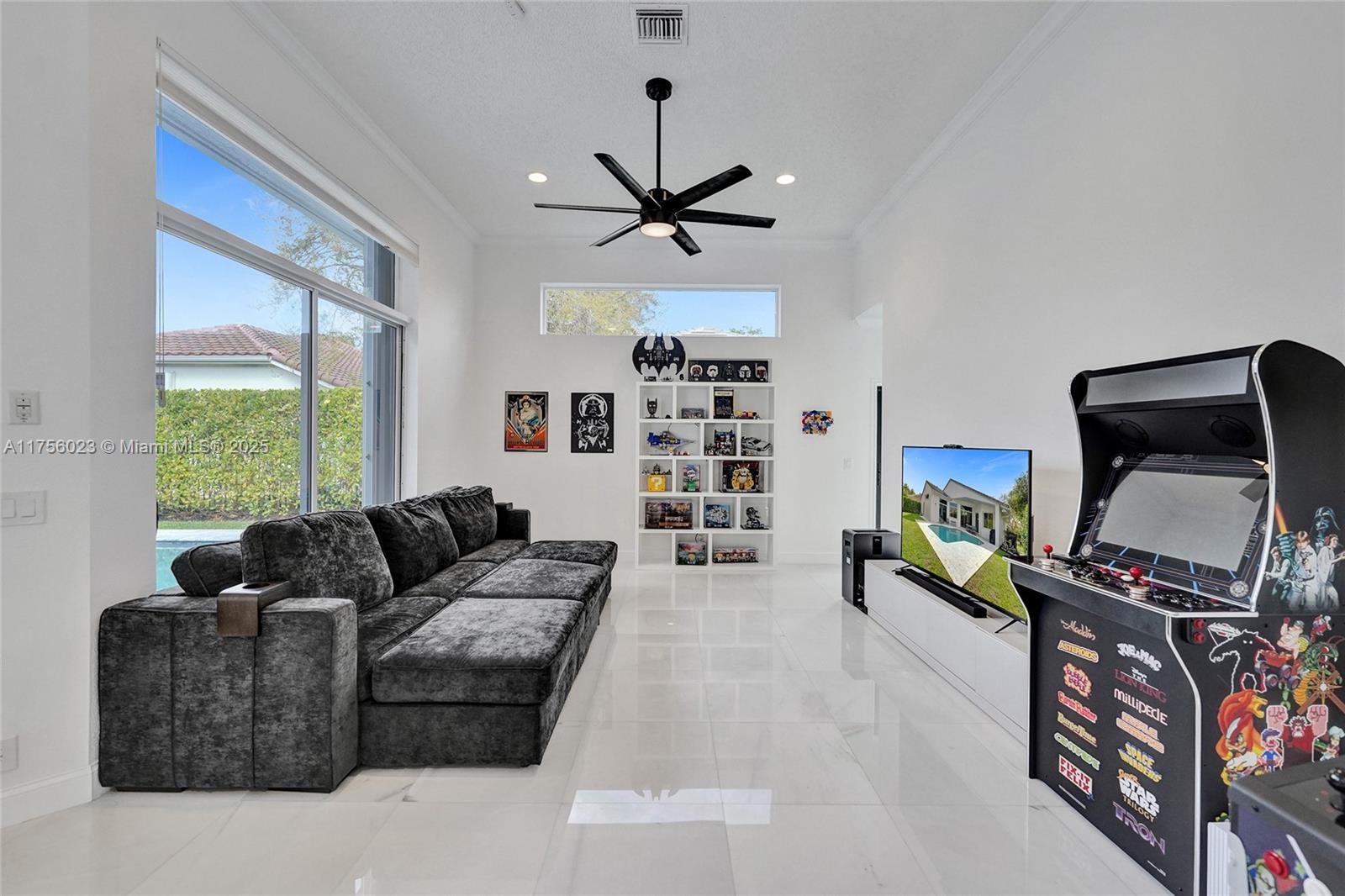 2757 Oakbrook Ln