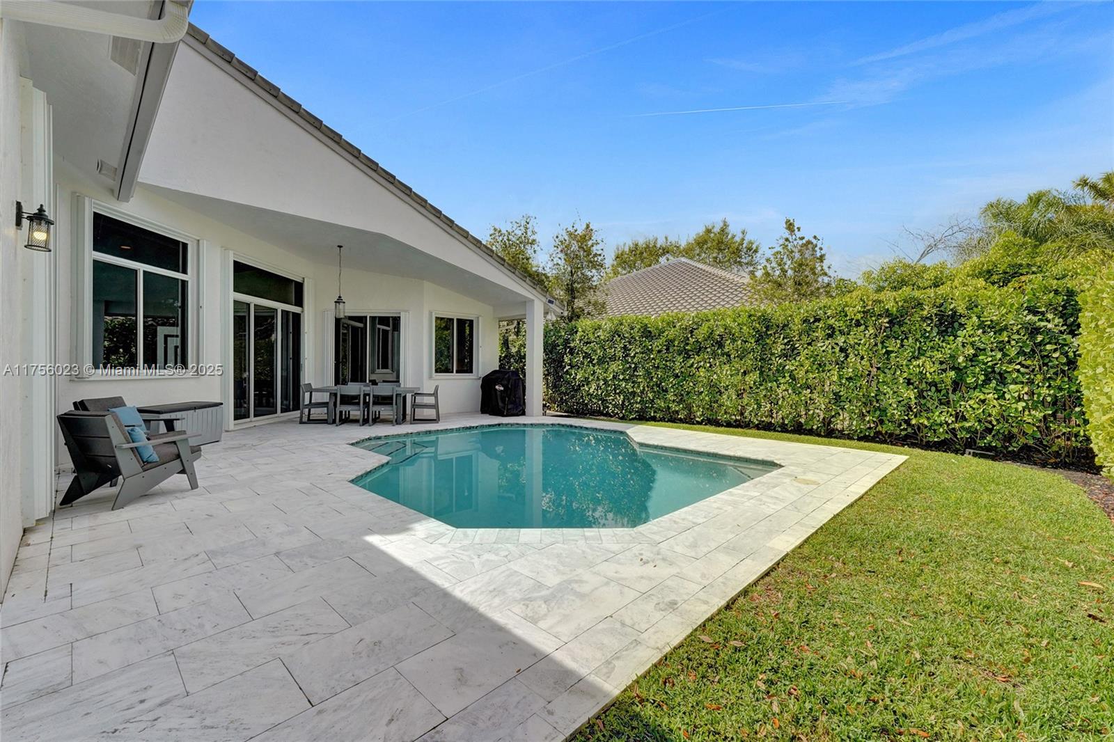 2757 Oakbrook Ln