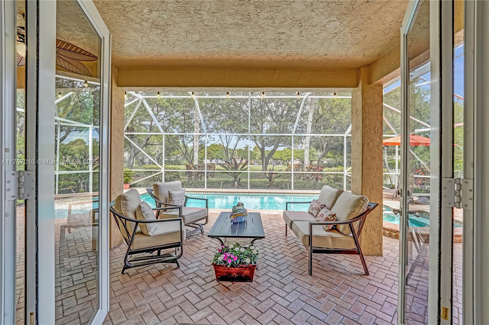 1058 Chenille Cir