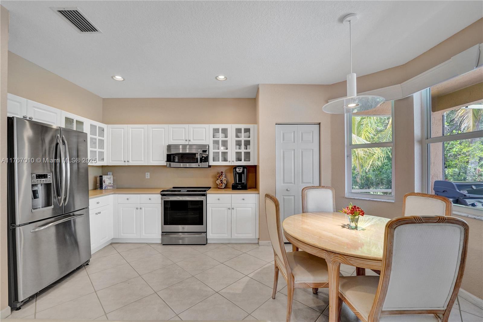 1058 Chenille Cir