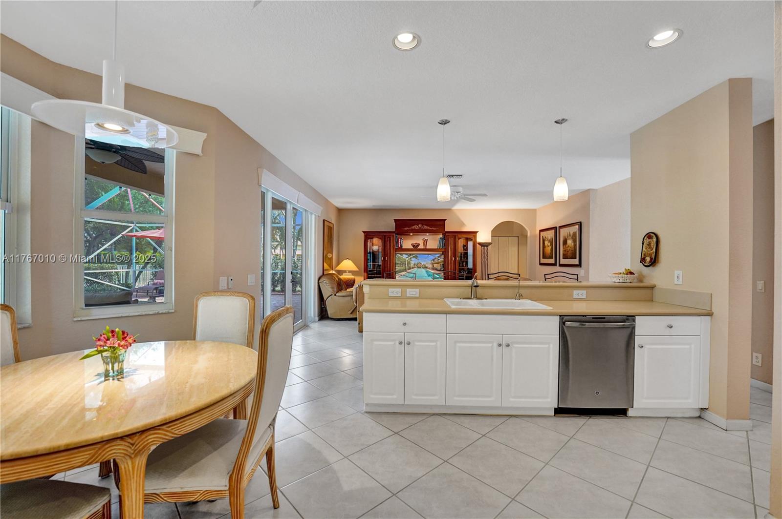 1058 Chenille Cir