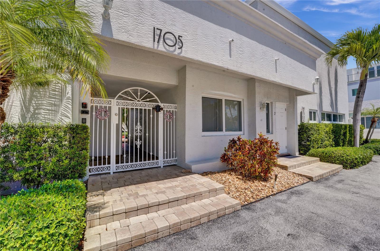 1705 N Riverside Dr # 1