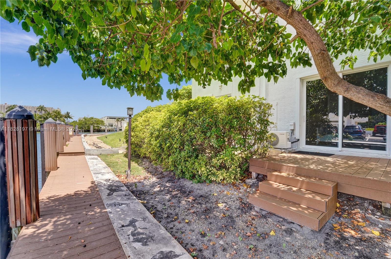 1705 N Riverside Dr # 1