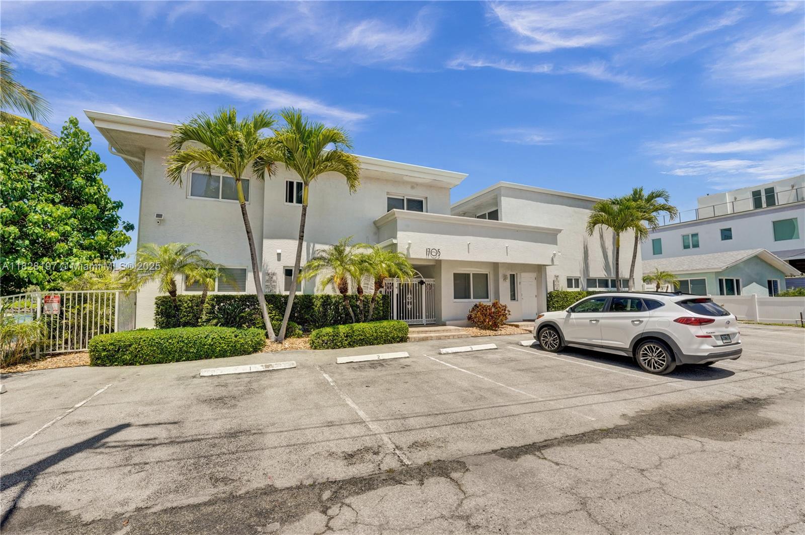 1705 N Riverside Dr # 1