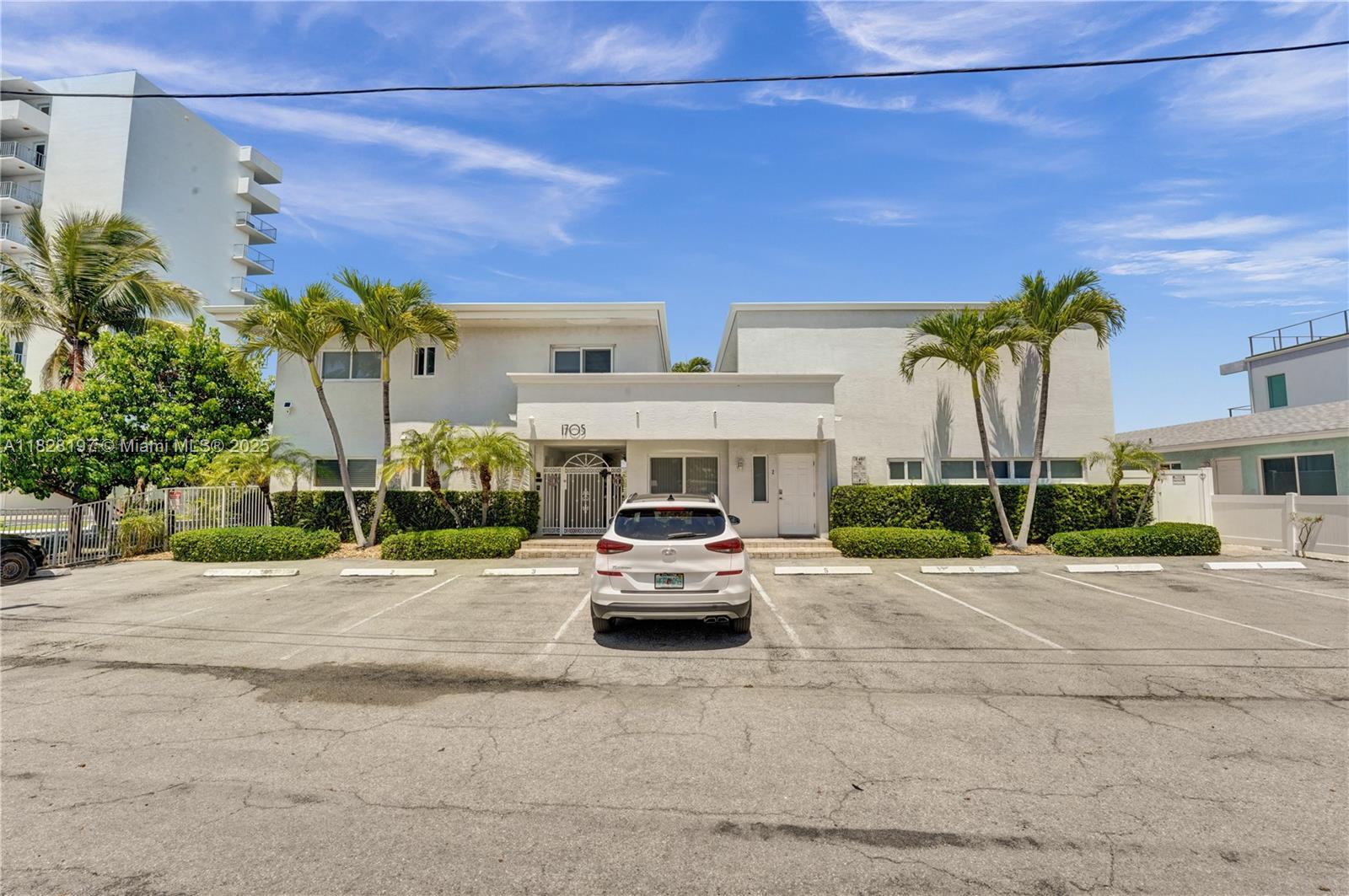 1705 N Riverside Dr # 1