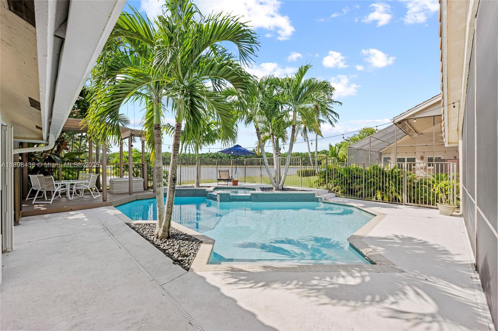 985 Spoonbill Cir, Weston